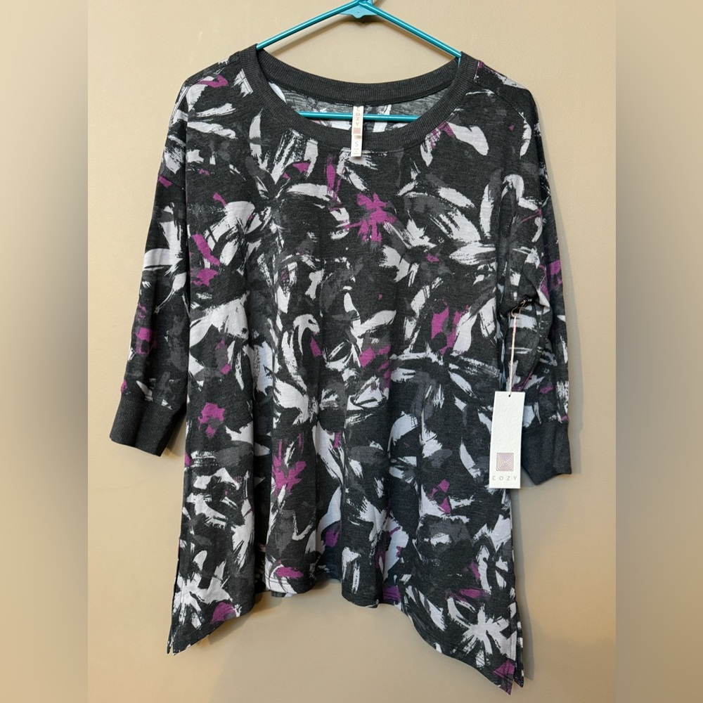 ⚽️ LuLaRoe Cozy Kate 3/4 Sleeve Sharkbite T, Small, NWT